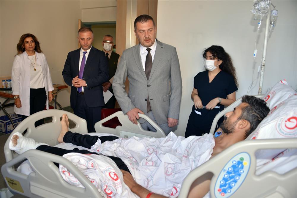 Başhekim Vekilimiz Op.Dr. K.Cemil Ulubulut, Hastane yönetimi ile birlikte İç Güvenlik Gazi ve Yaralılarını ziyaret etmiştir