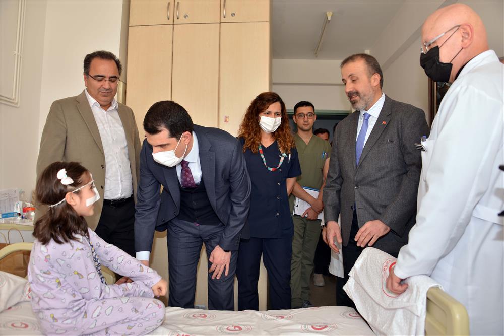 İl Sağlık Müdürümüz Uzm. Dr. Ali Niyazi KURTCEBE' nin Hastanemizde Tedavi Gören Depremzedeleri Ziyareti